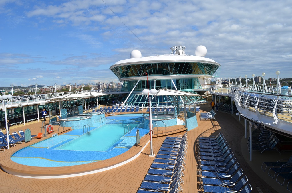 Piscina central del Rhapsody of the Seas (Royal Caribbean) CRUCEROS RHAPSODY OF THE SEAS ROYAL CARIBBEAN CRUISES OFERTAS CRUCEROS MEDITERRANEO CRUCEROS CARIBE ROYAL CARIBBEAN ISLAS GRIEGAS CRUCEROS ROMA CRUCEROS EUROPA